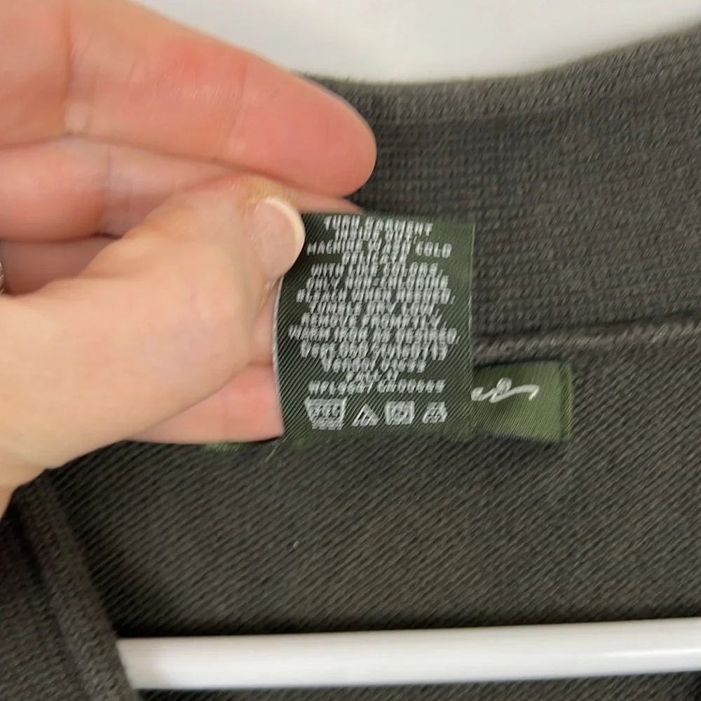 Eddie Bauer v-neck sweater long sleeve in dark army green SP - Picture 7 of 8